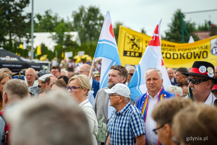 Światowy Zjazd Kaszubów 2025 w Szemudzie - gdyńska delegacja, na zdjęciu m.in. radna Teresa Bysewska i przewodniczący Rady Miasta Gdyni Tadeusz Szemiot (fot. Kamil Złoch)