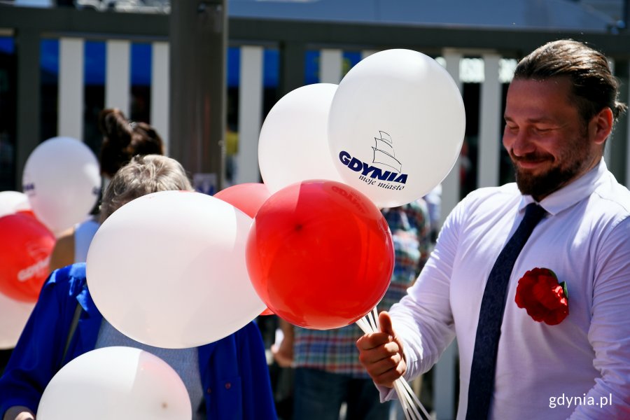 Gdynianie w południe odśpiewali wspólnie hymn przy InfoBoksie, fot. Kamil Złoch