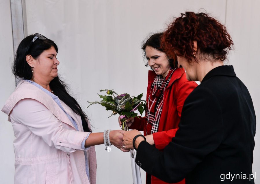 Laureaci konkursu "Gdynia w Kwiatach" odebrali z rąk przewodniczącej Rady Miasta Joanny Zielińskiej nagrody i wyróżnienia // fot. Przemysła Świderski