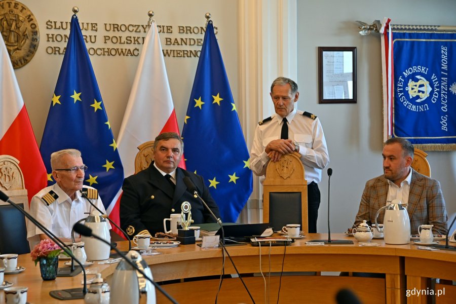 Od lewej: prof. dr kpt. ż. w. Daniel Duda, prof. dr hab. inż. kpt. ż. w. Adam Weintrit - rektor Uniwersytetu Morskiego w Gdyni, Aleksander Gosk - zastępca dyrektora Muzeum Marynarki Wojennej i wiceprezydent Gdyni Tomasz Augustyniak podczas uroczystości wręczenia profesorowi bulaju z pierwszego rejsu „Daru Młodzieży”