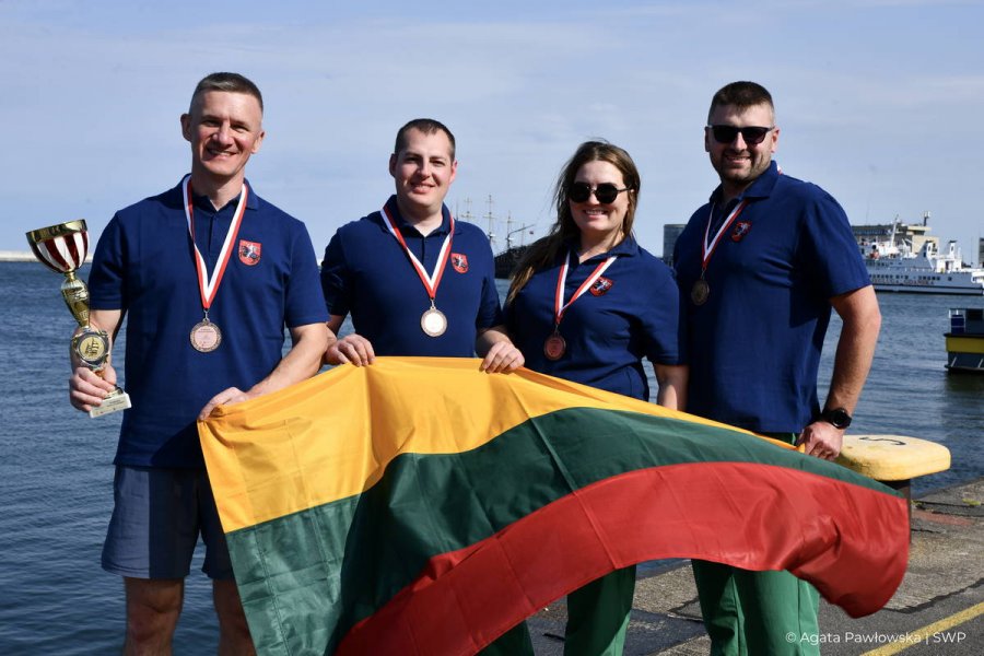 Zawodnicy z flagą i pucharami 