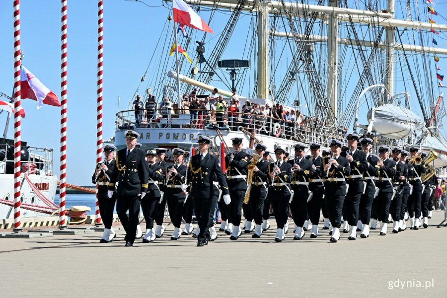 Orkiestra Reprezentacyjna Marynarki Wojennej podczas defilady z okazji Dnia Flagi RP 
