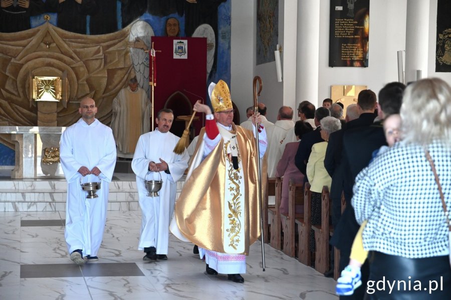 Ks. Arcybiskup Tadeusz Wojda SAC Metropolita Gdański święci kościół p.w. św. bpa Józefa Sebastiana Pelczara na Chwarznie-Wiczlinie