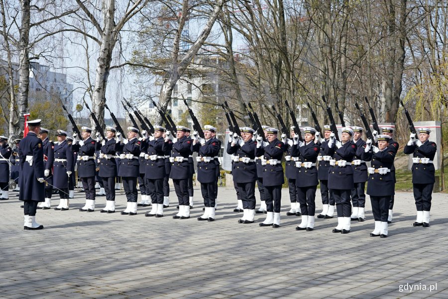 Kompania Reprezentacyjna Marynarki Wojennej RP oddaje salwę honorową podczas uroczystości z okazji Dnia Pamięci Ofiar Zbrodni Katyńskiej na Cmentarzu Wojennym w Redłowie