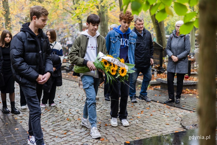 Delegacja uczniów ze Szkoły Podstawowej nr 47 składająca kwiaty na grobie Franciszki Cegielskiej // fot. Karol Stańczak