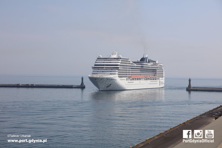 MSC Magnifica wpływa do gdyńskiego portu / fot. Tadeusz Urbaniak 