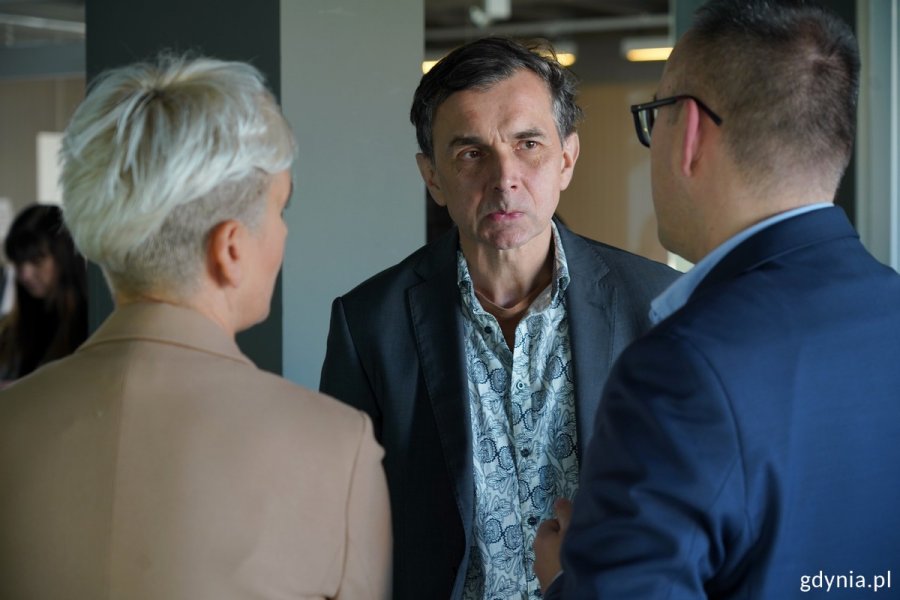 Łukasz Magrian, dyrektor Pomorskiej Regionalnej Organizacji Turystycznej i Jacek Debis z Agencji Rozwoju Gdyni na spotkaniu w InfoBoksie