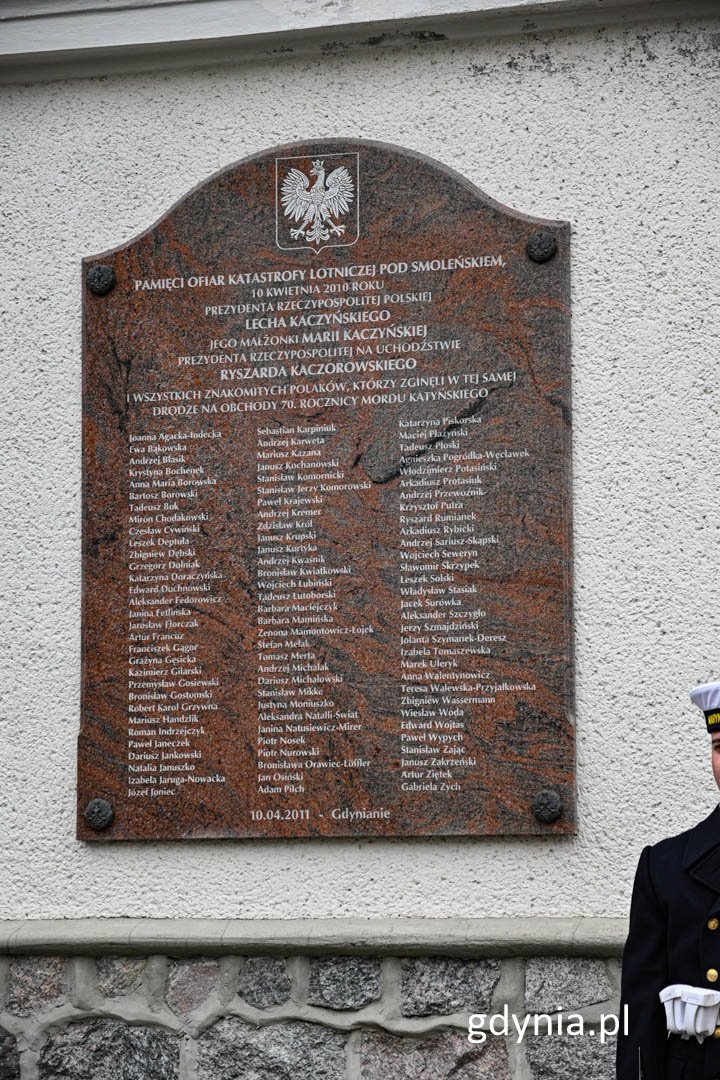 Tablica upamiętniająca 96. ofiar katastrofy smoleńskiej na ścianie Bazyliki Morskiej, fot. Michał Sałata