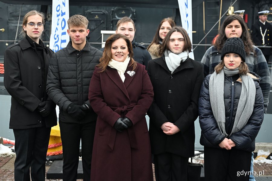 Prezydent Gdyni Aleksandra Kosiorek z przedstawicielami Młodzieżowej Rady Miasta Gdyni podczas oficjalnych uroczystości z okazji 100. rocznicy nadania Gdyni praw miejskich