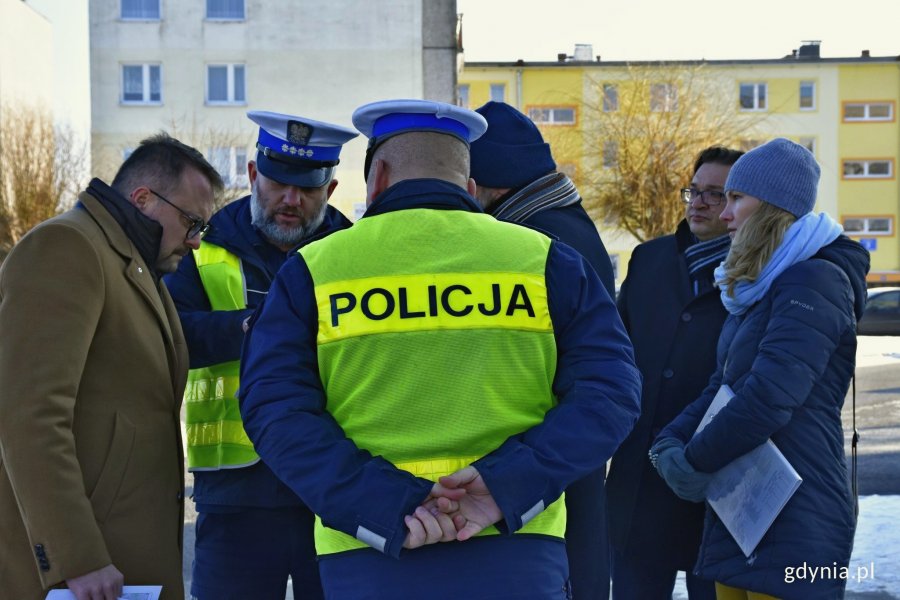 Wizja lokalna z udziałem wiceprezydenta Marka Łucyka oraz urzędników gdyńskiego Zarządu Dróg i Zieleni i przedstawicielami policji // fot. Magdalena Czernek