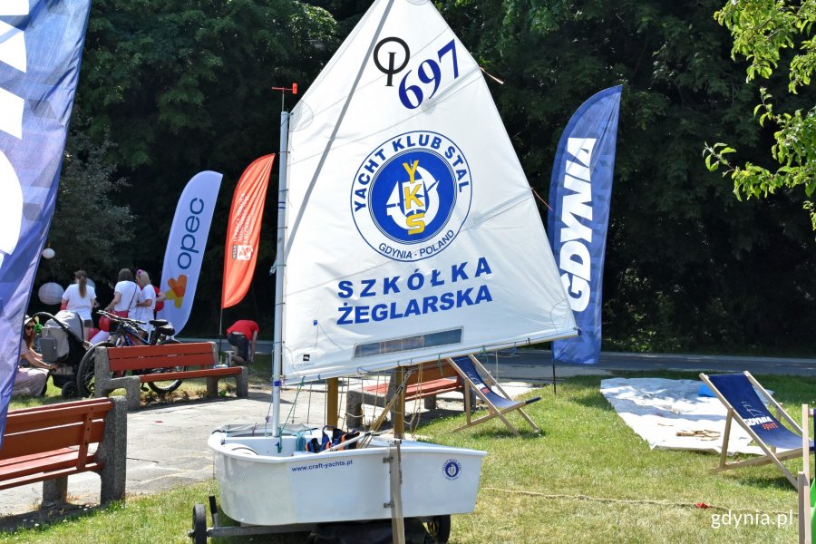Łódka klasy Optimist w strefie "Gdynia na fali" zorganizowanej na bulwarze Nadmorskim przez Gdyńskie Centrum Sportu // fot. Magdalena Czernek