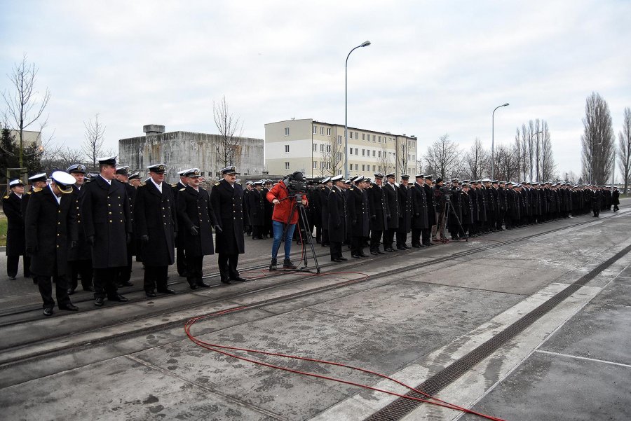 Uroczystość ostatniego opuszczenia bandery na ORP Kondor / fot. Michał Puszczewicz