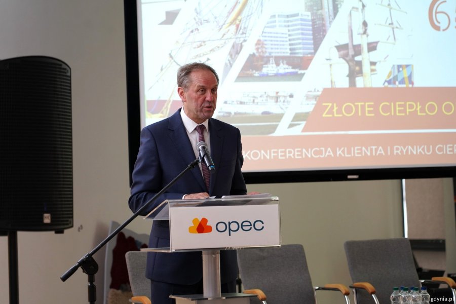 Przy mikrofonie marszałek wojew&oacute;dztwa pomorskiego Mieczysław Struk