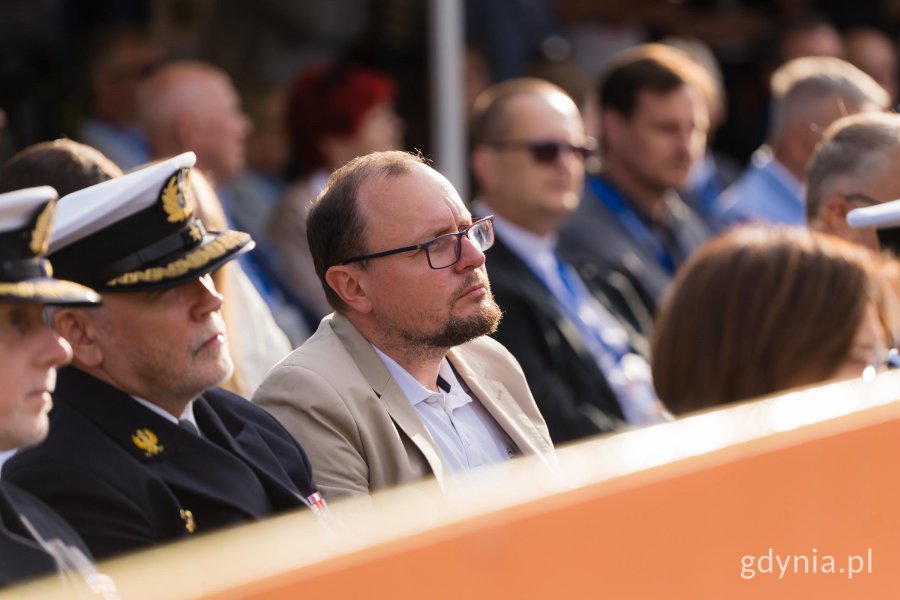 W prezentacji drużyn 83. Tour de Pologne uczestniczyli m.in.: Mariusz Bzdęga &ndash; dyrektor zarządzający ds. kultury i aktywności mieszkańc&oacute;w Urzędu Miasta Gdyni, kadm. prof. dr hab. Tomasz Szubrycht &ndash; rektor-komendant Akademii Marynarki Wojennej czy kadm. Andrzej Ogrodnik &ndash; dow&oacute;dca 3. Flotylli Okręt&oacute;w