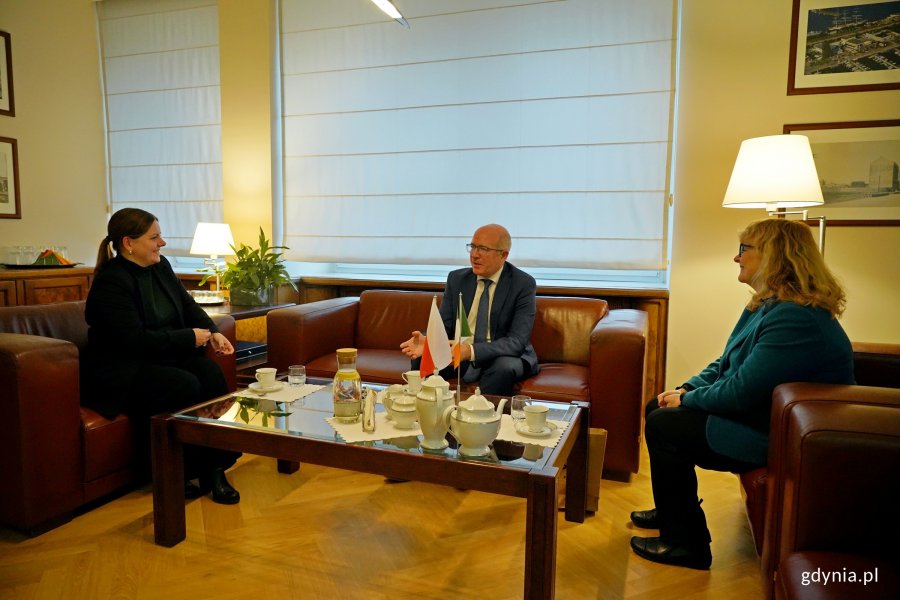 Od lewej: Prezydent Gdyni Aleksandra Kosiorek, Patrick Haughey – ambasador Irlandii w Polsce i Joanna Leman – kierownik Referatu Współpracy z Zagranicą Urzędu Miasta Gdyni podczas spotkania w Urzędzie Miasta Gdyni 
