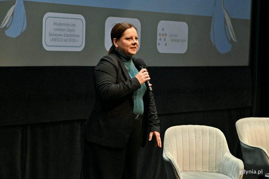 Prezydent Gdyni Aleksandra Kosiorek przemawiająca podczas premiery książki pt. &bdquo;Lufcik&rdquo; w Gdyńskim Centrum Filmowym 