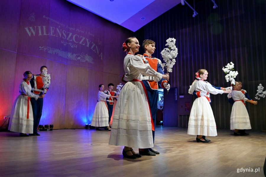 Reprezentacyjny Polski Zespół Pieśni i Tańca „Wileńszczyzna” im. Gabriela Jana Mincewicza podczas koncertu „Barwy Wileńszczyzny” 