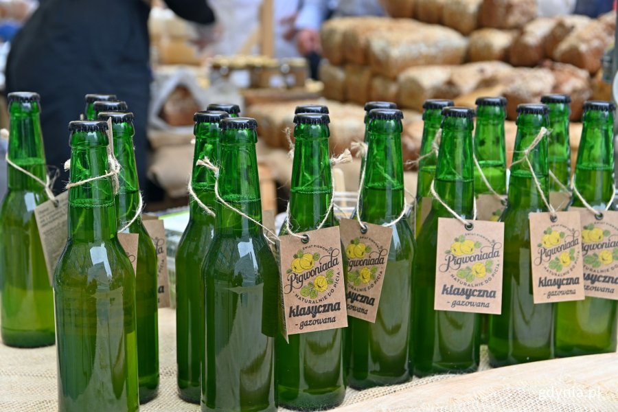 Zielone butelki z pigwoniadą na jednym ze stoisk podczas 5. edycji festiwalu „Kulinarna Świętojańska” // fot. Magdalena Czernek