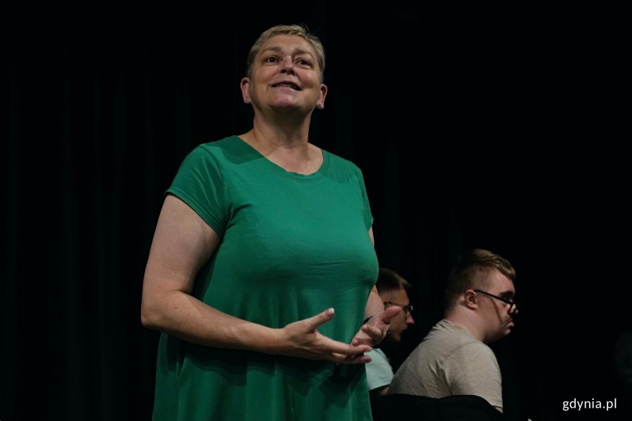 Magdalena Borowska, przewodnicząca zarządu gdyńskiego koła Polskiego Stowarzyszenia na rzecz Os&oacute;b z Niepełnosprawnościami, przemawiająca po pr&oacute;bie otwartej spektaklu &bdquo;Miasto moje '26&rdquo;