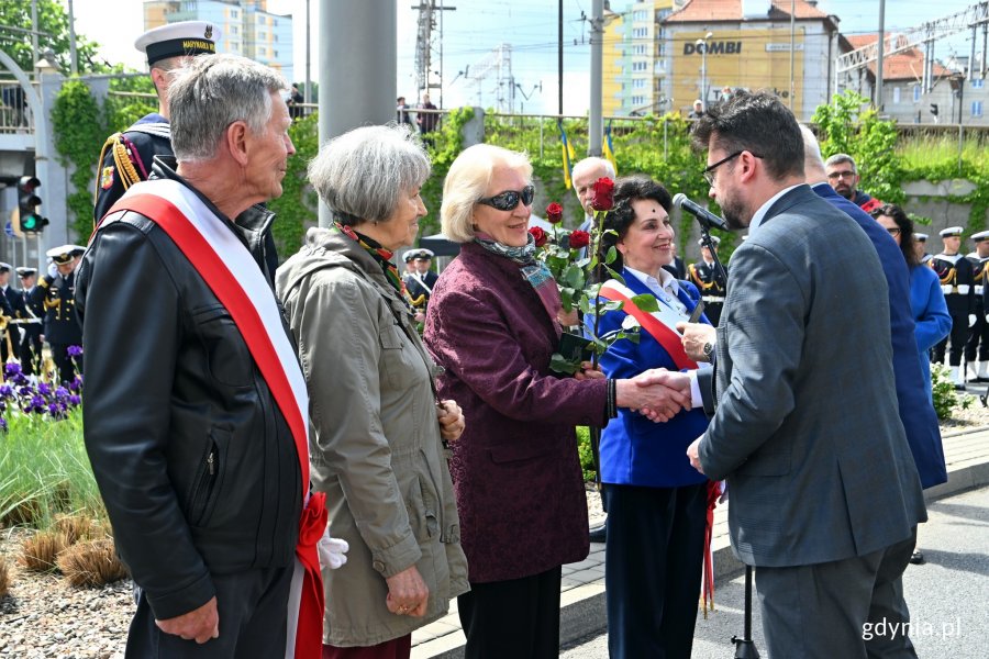 Tomasz Gieszcz, dyrektor Biura Wojewody Pomorskiego oraz Kordian Borejko - prezes Zarządu Głównego Związku Sybiraków wręczają medale z okazji 90-lecia powstania Związku Sybiraków // fot. Magdalena Czernek