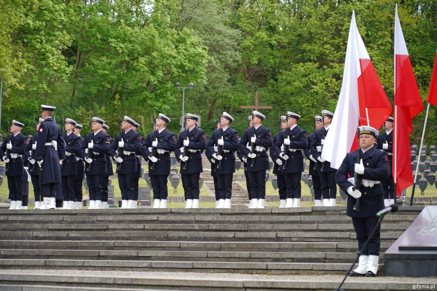 Żołnierze Marynarki Wojennej pod Pomnikiem Obrońc&oacute;w Wybrzeża