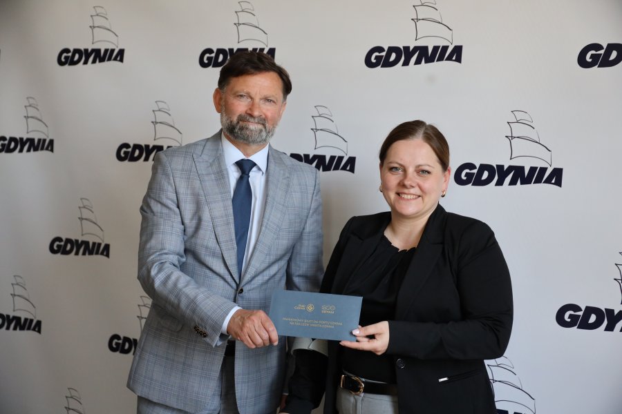 Prezes Zarządu sp&oacute;łki Zarząd Morskiego Portu Gdynia S.A. Piotr Gorzeński przekazał 100 voucher&oacute;w dla mieszkańc&oacute;w na zwiedzanie portu