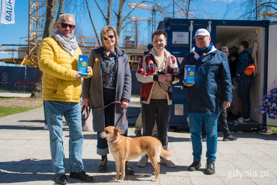 Trzech mężczyzn, kobieta i pies