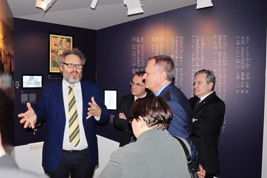 Dyrektor Muzeum Miasta Gdyni opowiada gościom o wystawie stałej Muzuem Miasta Gdyni, fot. Michał Kowalski