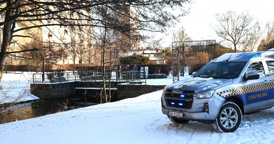 Samoch&oacute;d Straży Miesjskiej w parku