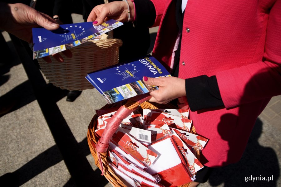 Wiceprezydent Gdyni Katarzyna Gruszecka-Spychała podczas akcji "Tydzień z biało-czerwoną flagą w Radiu Gdańsk" przed gdyńskim InfoBoxem / fot. Paweł Kukla