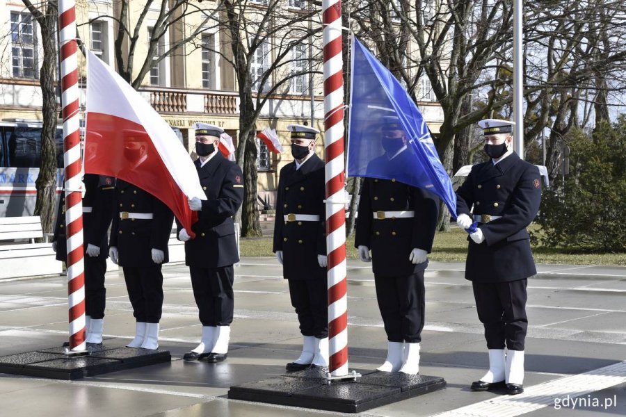 Oficjalne podniesienie flag Rzeczypospolitej Polskiej i NATO.
