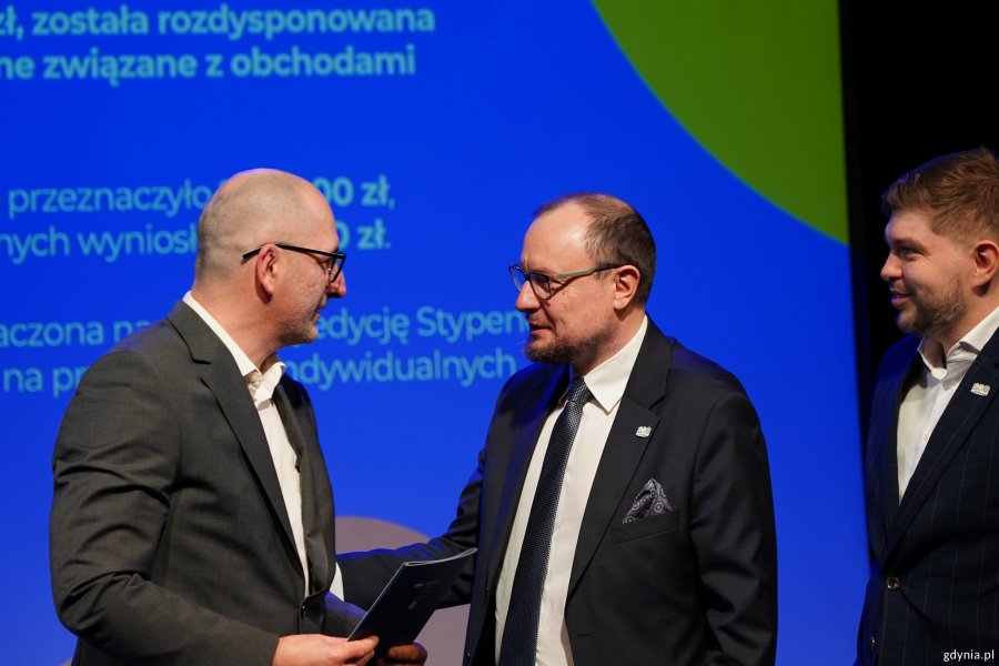 Mariusz Bzdęga, dyrektor zarządzający ds. kultury i aktywności mieszkańc&oacute;w i radny Dominik Aziewicz z laureatem tegorocznych stypendi&oacute;w kulturalnych