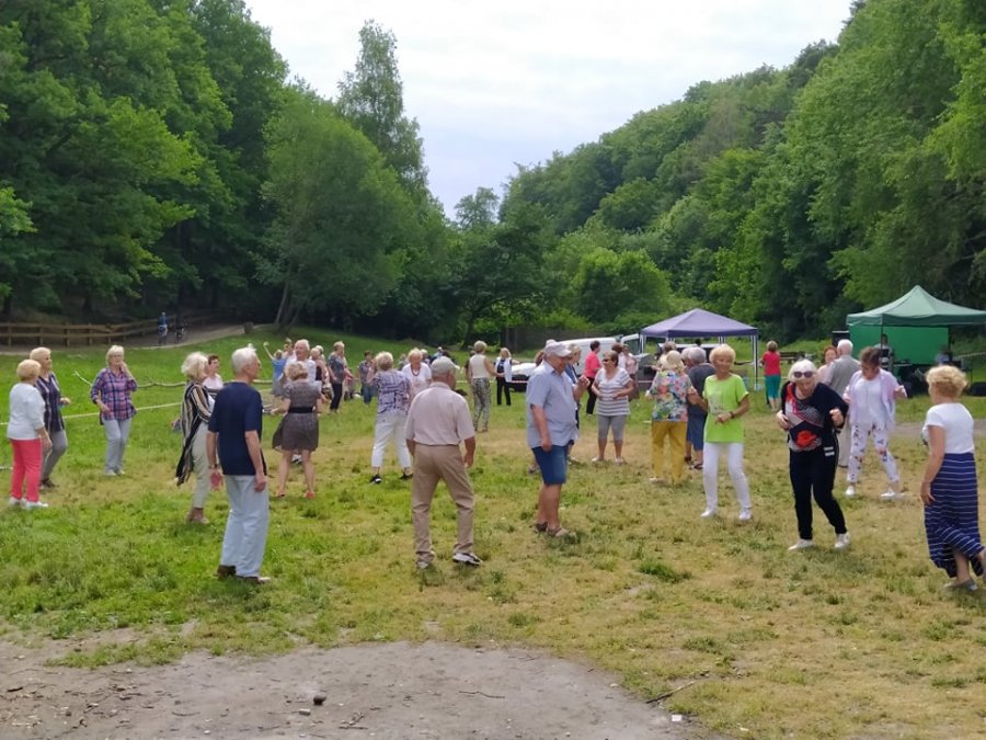 Seniorzy podczas pikniku na Polance Redłowskiej w Gdyni// fot. Piotr Hibner