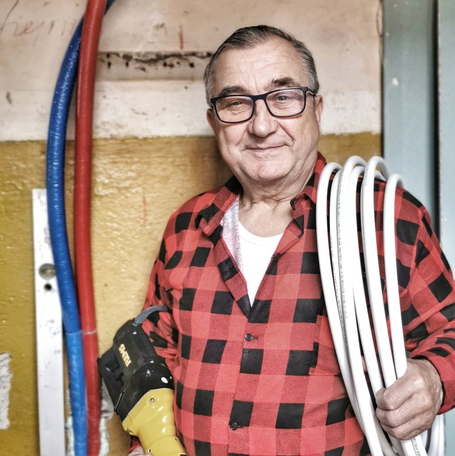 Portret mężczyny z kablami w trzech kolorach