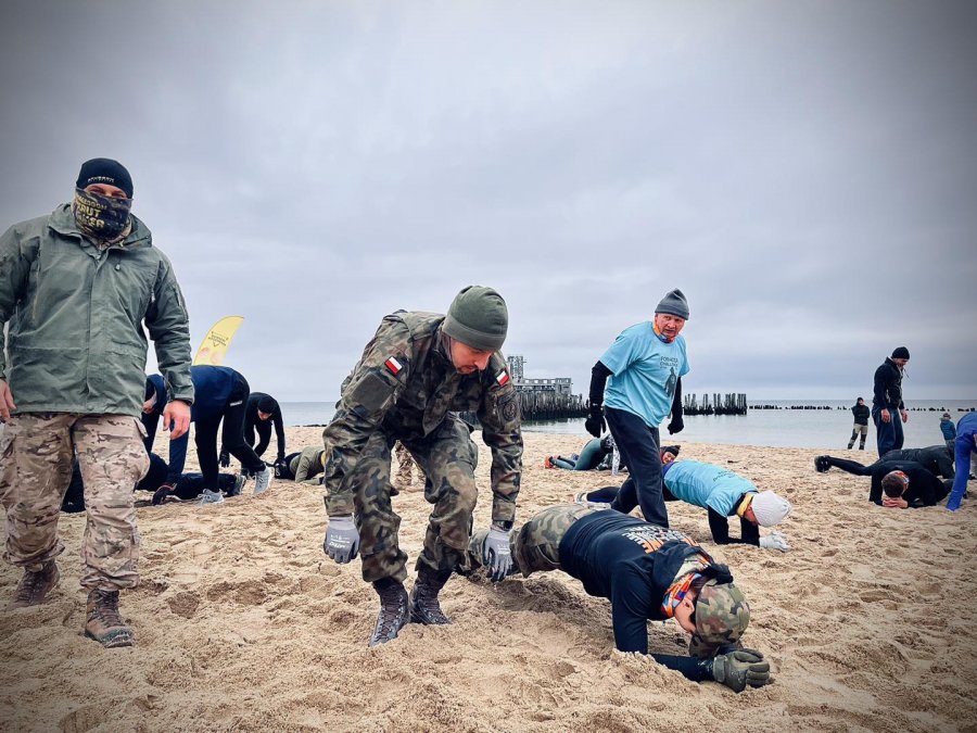 Sobotni trening komandosów Formozy z mieszkańcami na plaży Babie Doły