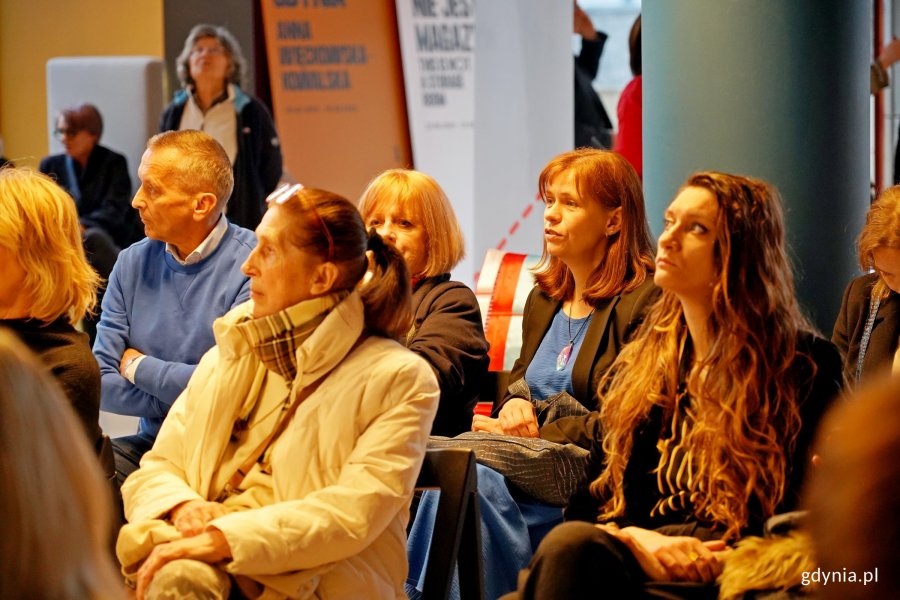 Uczestnicy wernisażu 13. Baltic Mini Textile Gdynia w Muzeum Miasta Gdyni