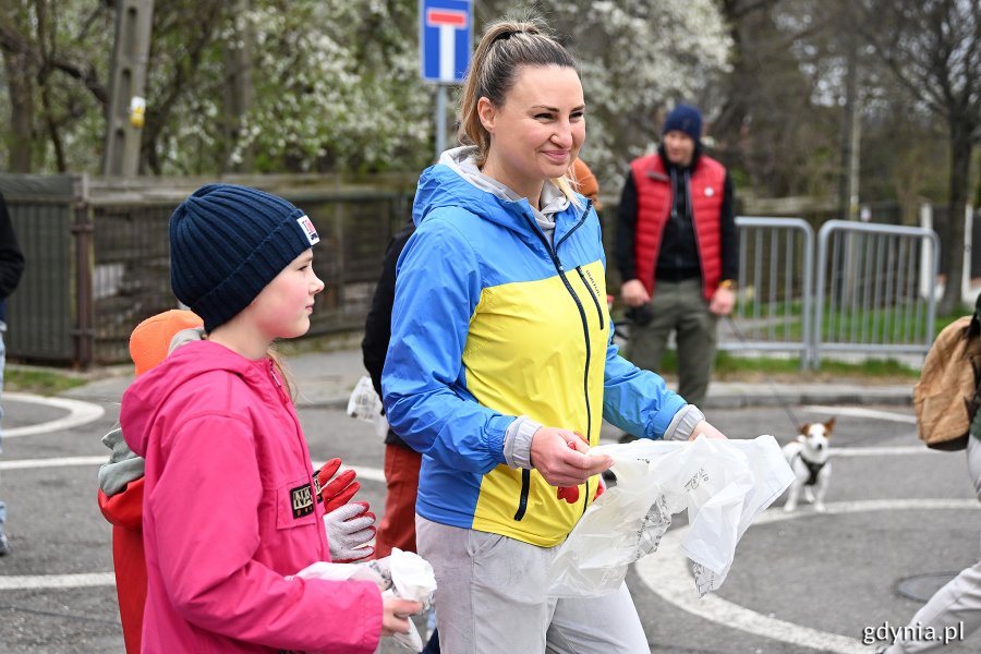 Uczestnicy akcji sprzątania z okazji Dnia Ziemi z workami i rękawicami 