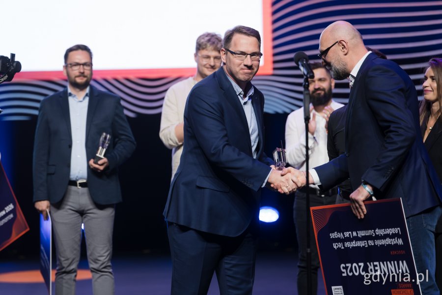 Dwaj mężczyźni podają sobie dłoń