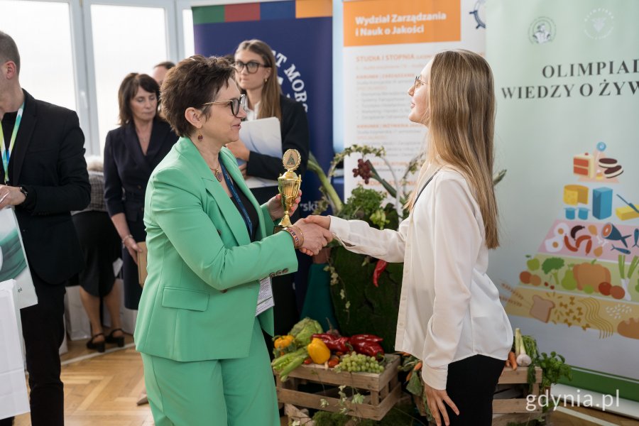 Beata Wierzba, Dyrektor Wydziału Edukacji Miasta Szczecin wręczająca nagrodę jednej z uczestniczek