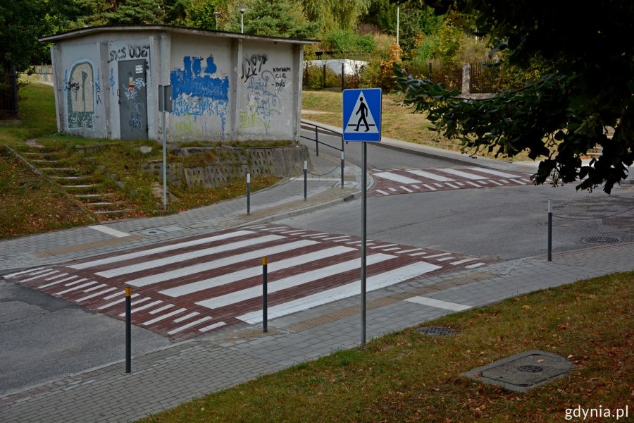 Wyniesione przejście dla pieszych i znak pionowy informujący o przejściu dla pieszych // fot.gdynia.pl