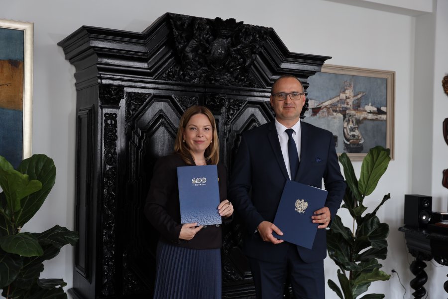 Skarb Państwa i gdyński samorząd podpisały prawomocne zarządzenia. Miasto otrzymało teren pod budowę nowej siedziby KMSP na Obłużu i otrzymało od Skarbu Pastwa działki w obrębie Wzg&oacute;rza św. Maksymiliana i Oksywia. W podpisaniu dokumentu wzięli udział wicewojewoda pomorski Emil Rojek i wiceprezydentka Gdynia Oktawia Gorzeńska 