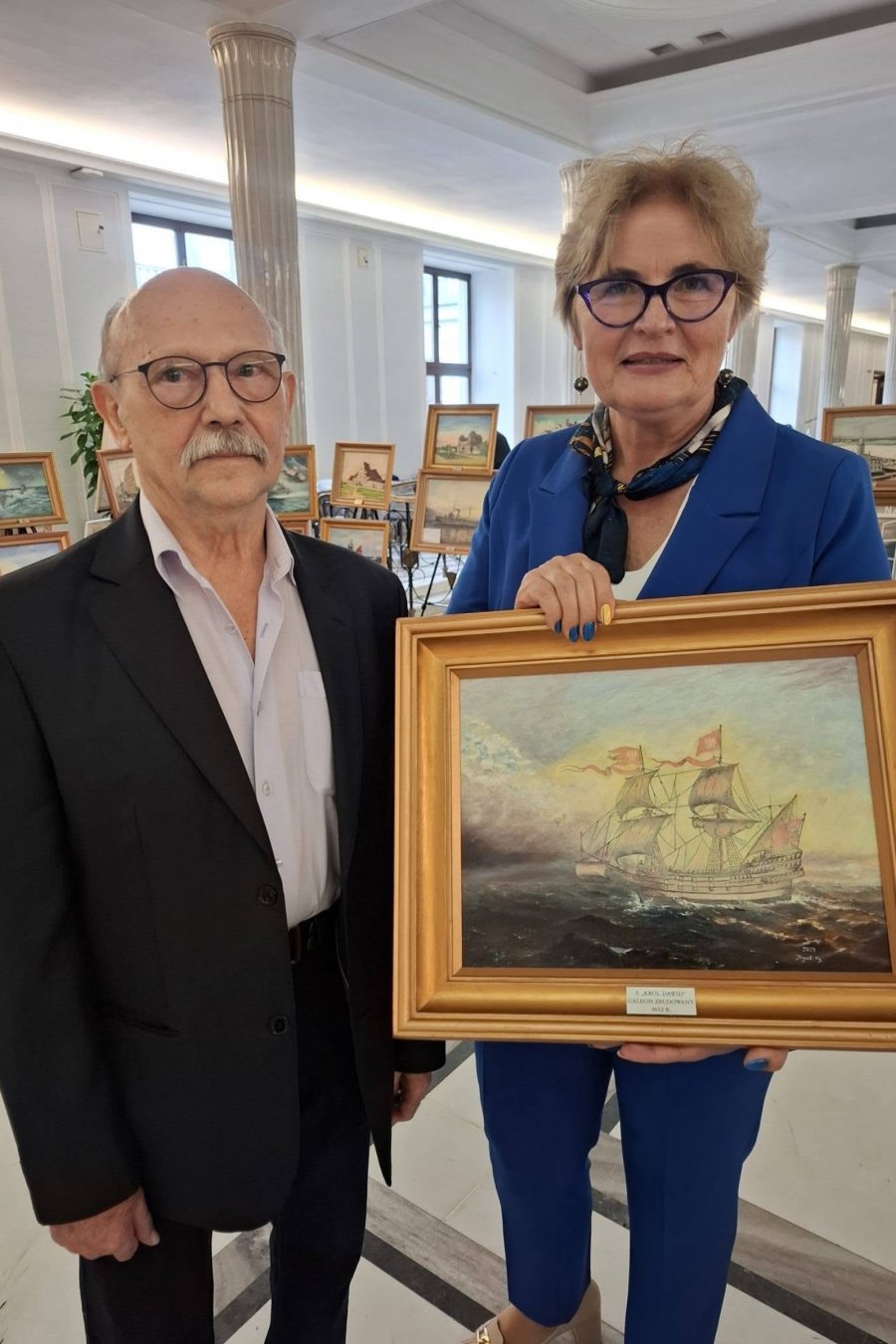 Radna Gdyni Teresa Bysewska i Marek Kogut podczas otwarcia wystawy &bdquo;100 obraz&oacute;w na 100-lecie Gdyni&rdquo; w Sejmie RP 