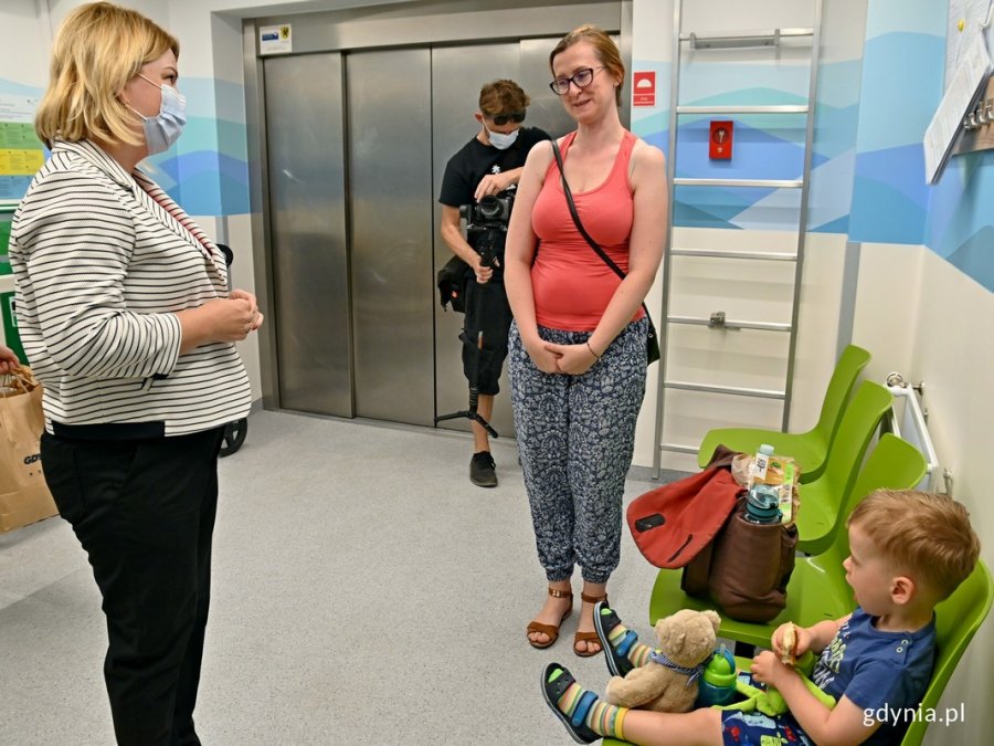Wiceprezydent Gdyni Oktawia Gorzeńska podczas wizyty na Oddziale Pediatrycznym Szpitala św. Wincentego a Paulo w Gdyni z okazji Dnia Dziecka