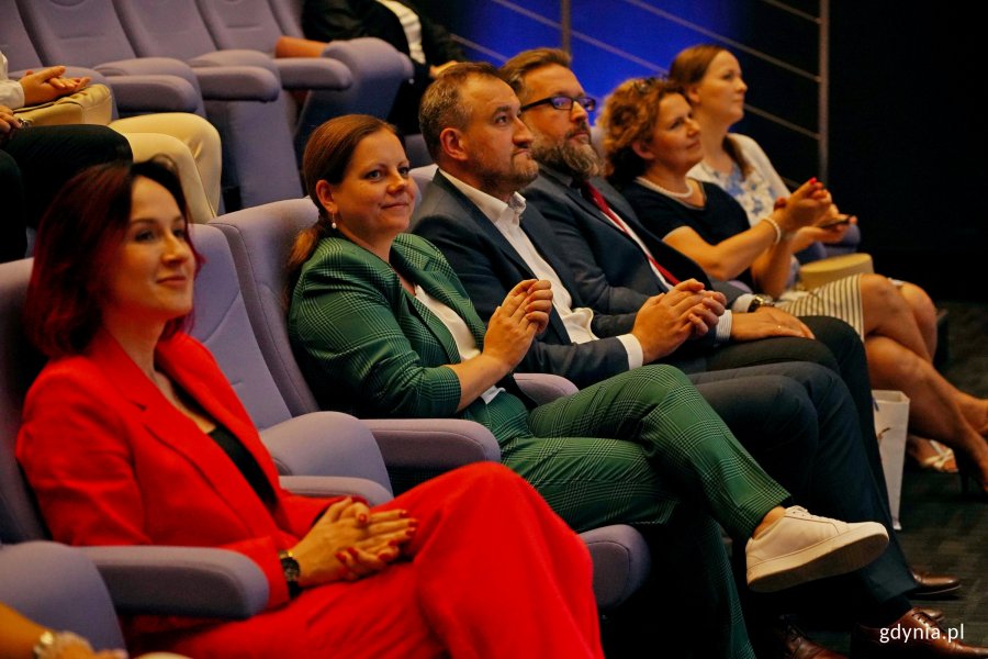 Od lewej: Milena Piotrowicz-Miksa – zastępca dyrektora ds. rynku pracy Powiatowego Urzędu Pracy w Gdyni, prezydent Gdyni Aleksandra Kosiorek, Tomasz Augustyniak - dyrektor zarządzający ds. społecznych Urzędu Miasta Gdyni, Maciej Zborowski – prodziekan Wydziału Zarządzania Wyższej Szkoły Administracji i Biznesu w Gdyni oraz Emilia Michalska – kanclerz Uniwersytetu WSB Merito Gdynia podczas gali finałowej konkursu „Kurs na Biznes”