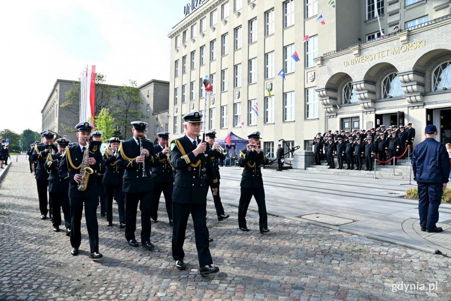 Orkiestra Morskiego Oddziału Straży Granicznej w Gdańsku podczas uroczystości podniesienia bandery na gmachu Uniwersytetu Morskiego // fot. Magdalena Czernek