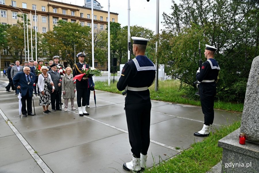 Przedstawiciele Światowego Związku Żołnierzy Armii Krajowej i uczestniczka powstania warszawskiego złożyli kwiaty przed pomnikiem Armii Krajowej podczas uroczystości z okazji 79. rocznicy wybuchu powstania warszawskiego // fot. Magdalena Czernek