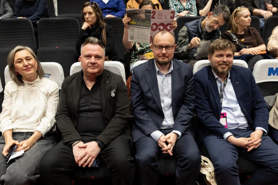 Od prawej: radny miasta Dominik Aziewicz, Mariusz Bzdęga &ndash; dyrektor zarządzający ds. kultury i aktywności mieszkańc&oacute;w oraz Jerzy Rados &ndash; dyrektor Gdyńskiego Centrum Filmowego podczas gali otwarcia 23. Millennium Docs Against Gravity