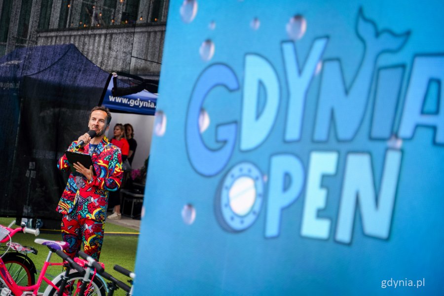 Gala finałowa Międzynarodowego Festiwalu Piosenki Gdynia Open w muszli koncertowej na placu Grunwaldzkim - prowadzący Szymon Jachimek (fot. Kamil Złoch)