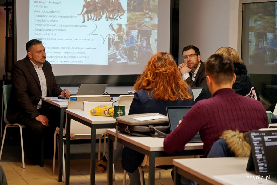 Maciej Kochanowski &ndash; dyrektor Laboratorium Innowacji Społecznych, mec. Marcin Zawisza &ndash; przewodniczący rady oraz jej członkowie podczas IV posiedzenia Rady ds. Mężczyzn w Gdyni