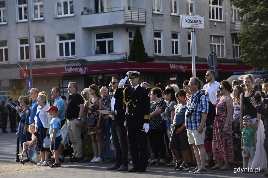 Na ulicach Gdyni odbył się capstrzyk poprzedzający Święto Marynarki Wojennej // fot. Paweł Kukla